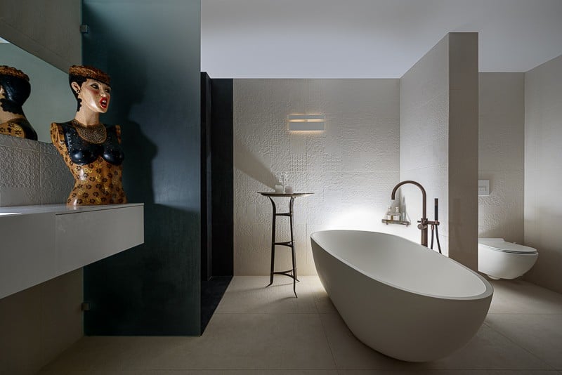 מבט אל חדר הרחצה בדירה שתכננה אסתי דינור