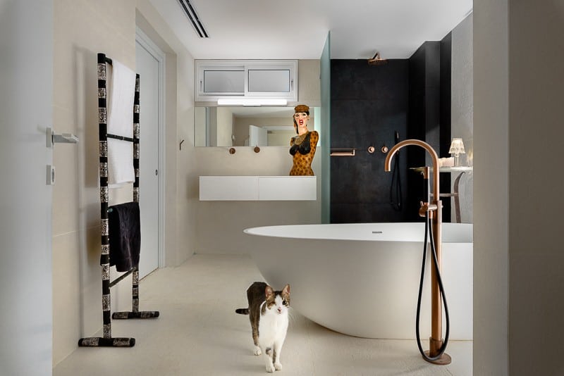 מבט אל חדר הרחצה בדירה שתכננה אסתי דינור