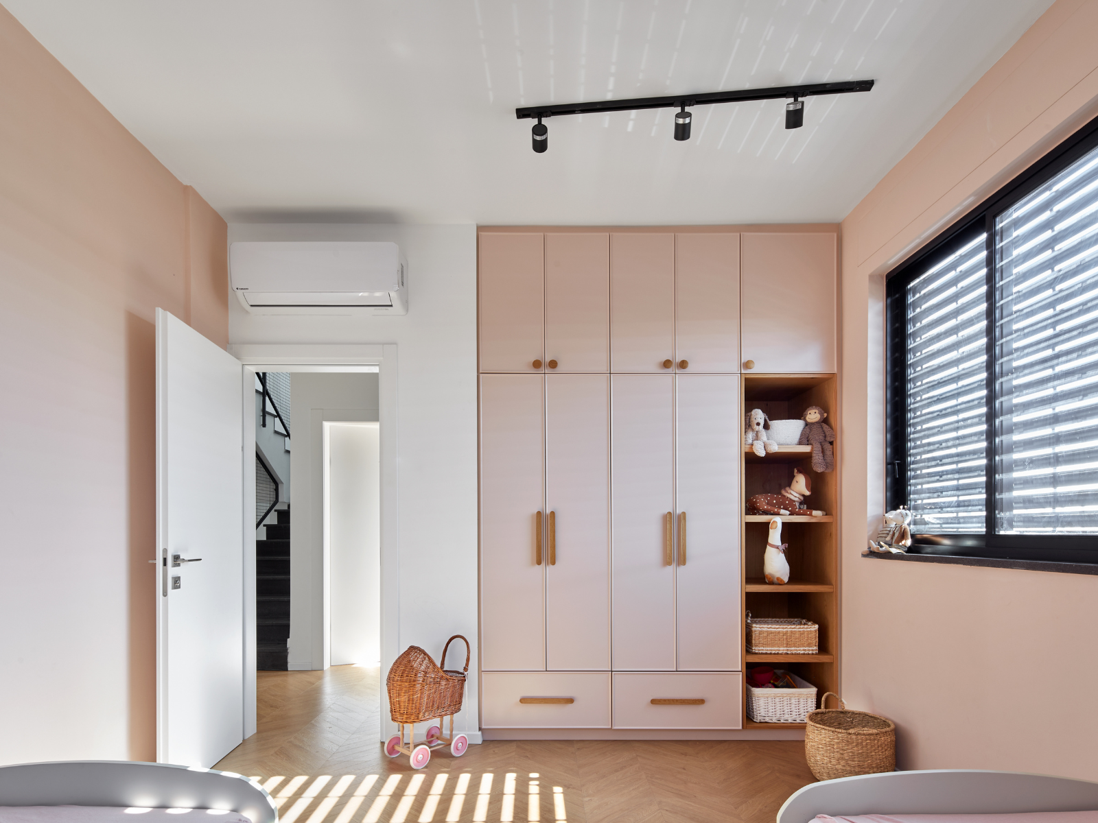 לחדרי הילדים נבחרו צבעים התואמים את פלטת הצבעים של הבית