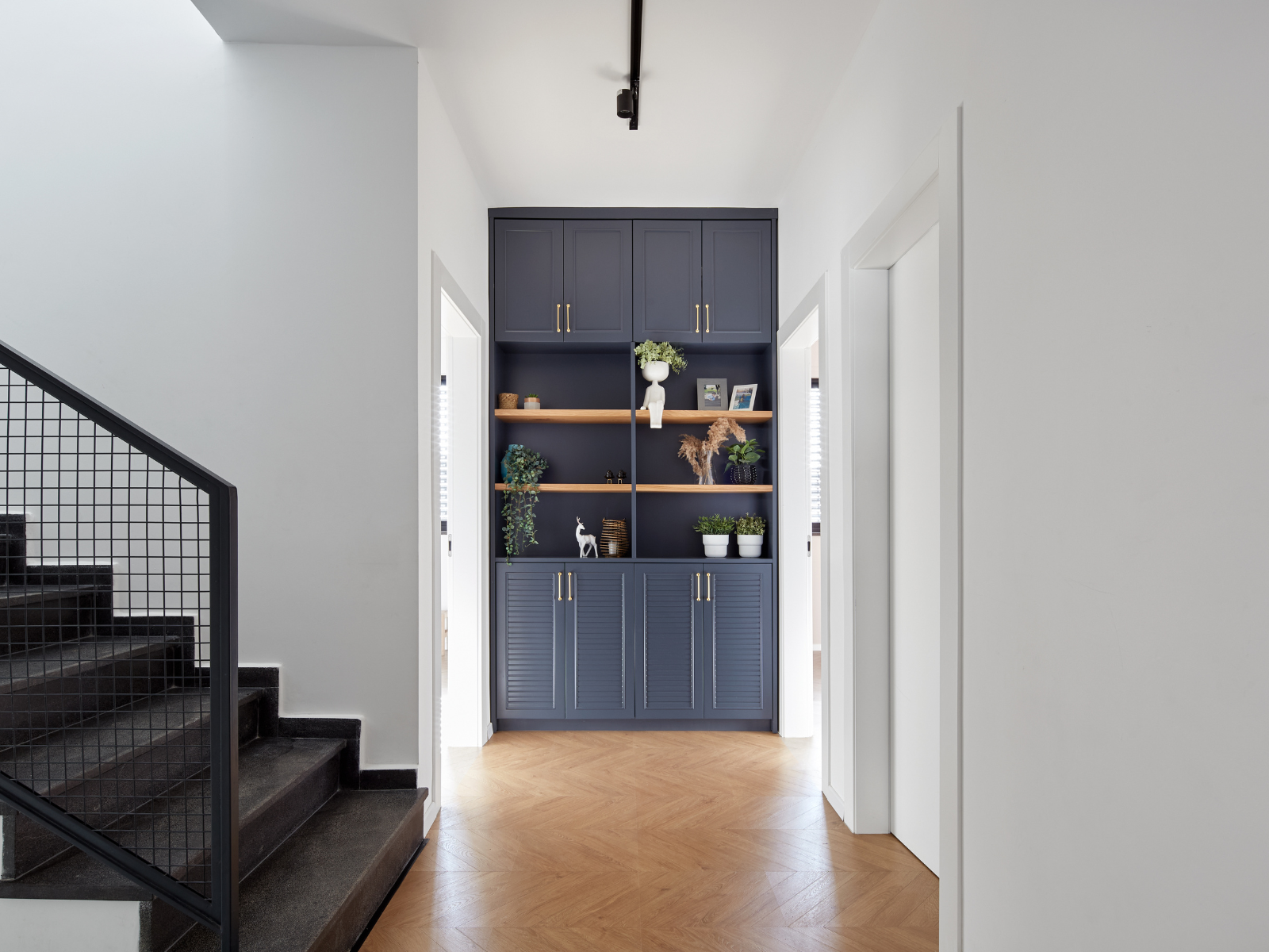 כל פינה פנויה בבית נוצלה לטובת אחסון