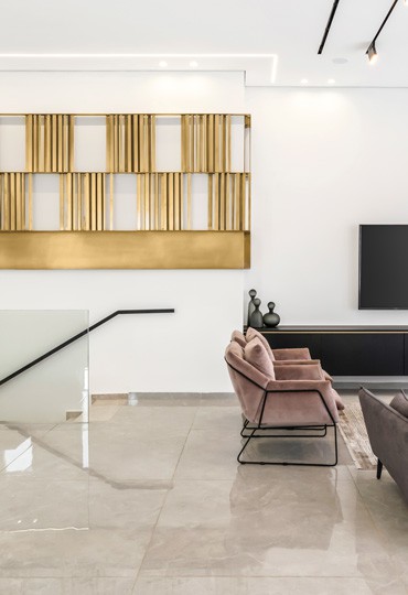 מסגרת של זהב: חלל המדרגות הוא קיר הכוח בבית בבאר שבע