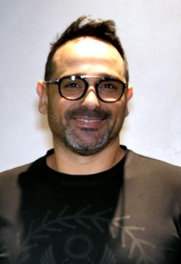 איך באמצעות חומרים אפשר לגבש סגנון עיצוב? שיחה עם המעצב אמיר פלג באולם הקונספט של נגב