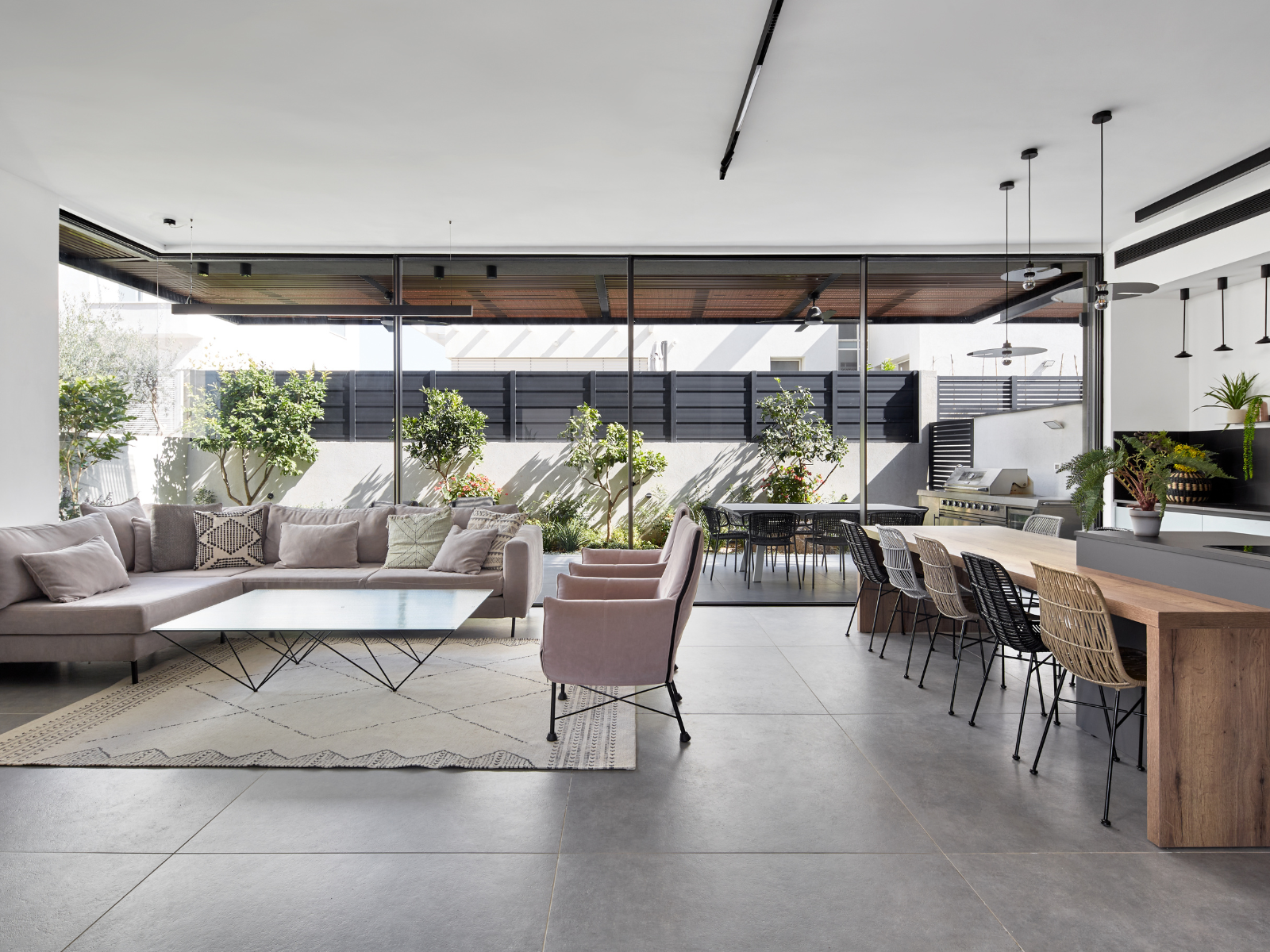 לחלל המיבורי הרחב נביר ריהוט קליל ומודרני