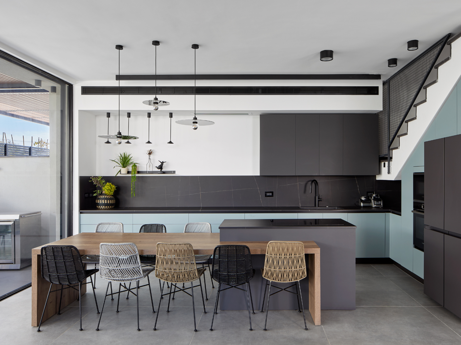 המטבח המודרני מציג שילוב מושלם של צבעים וחומרים