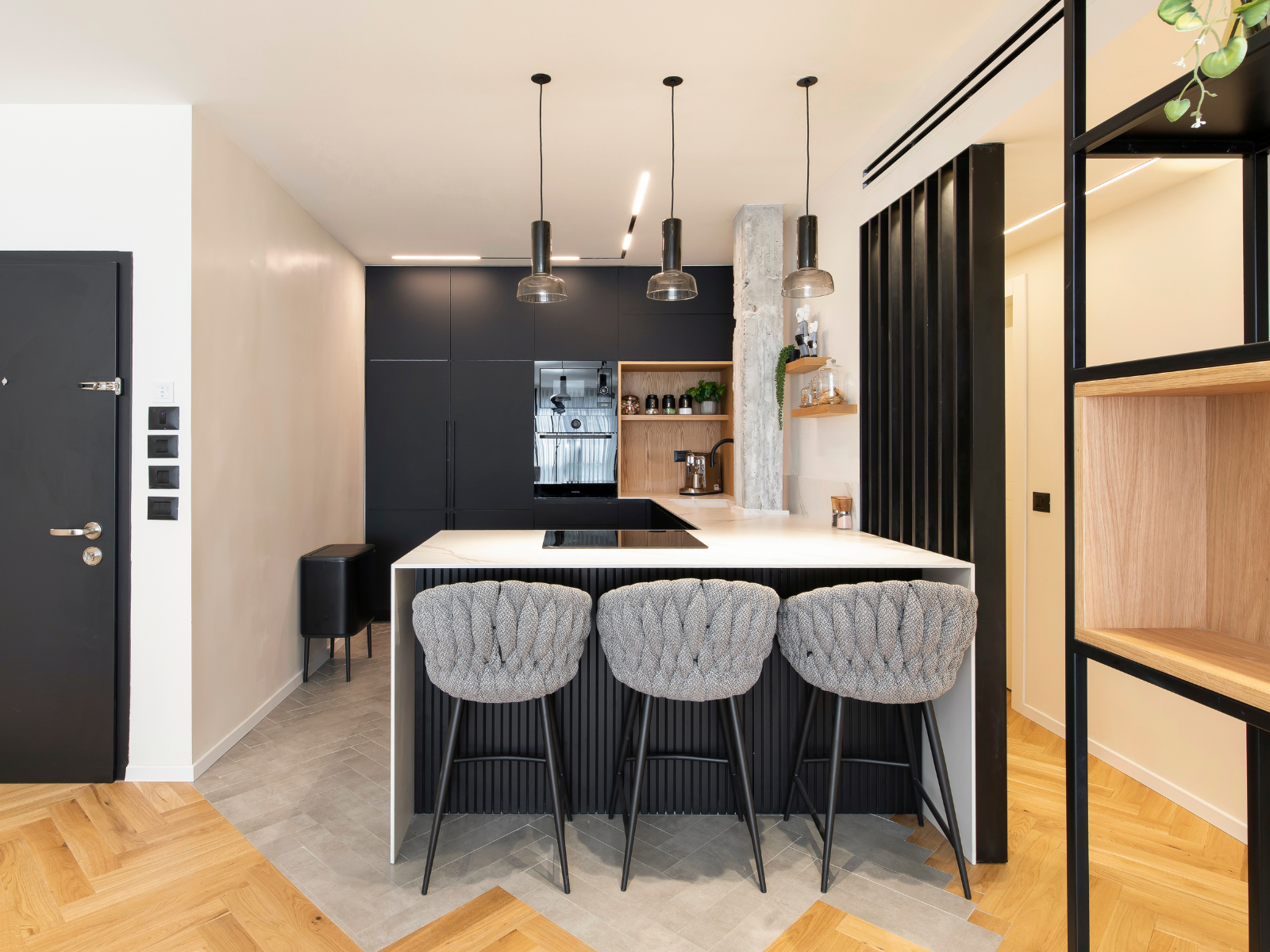 מטבח שחור בשילוב עץ טבעי