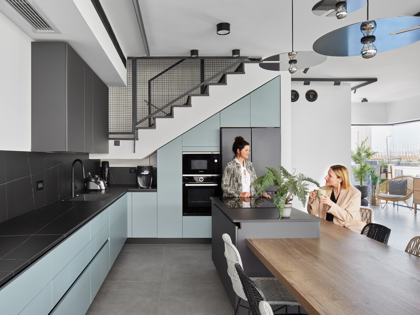 החלל שתחת המדרגות נוצל לטובת המטבח