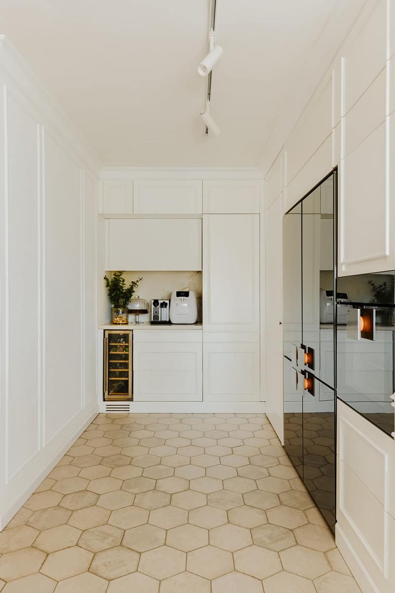 בקצה המטבח דלת נסתרת