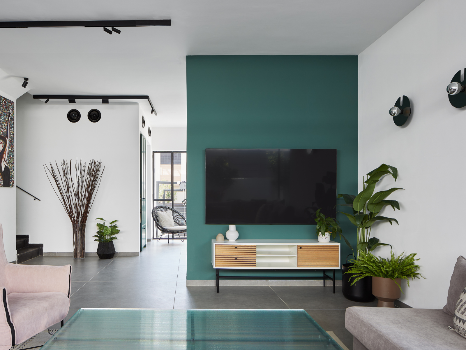 בקיר שנבחר עבור הטלוויזיה נמבע בירוק בקבוק עדכני