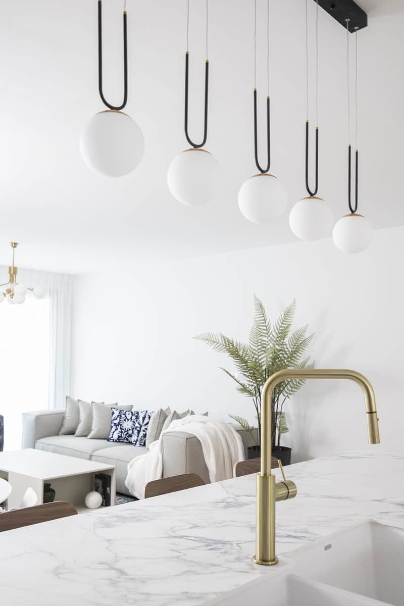 תאורה מעל האי