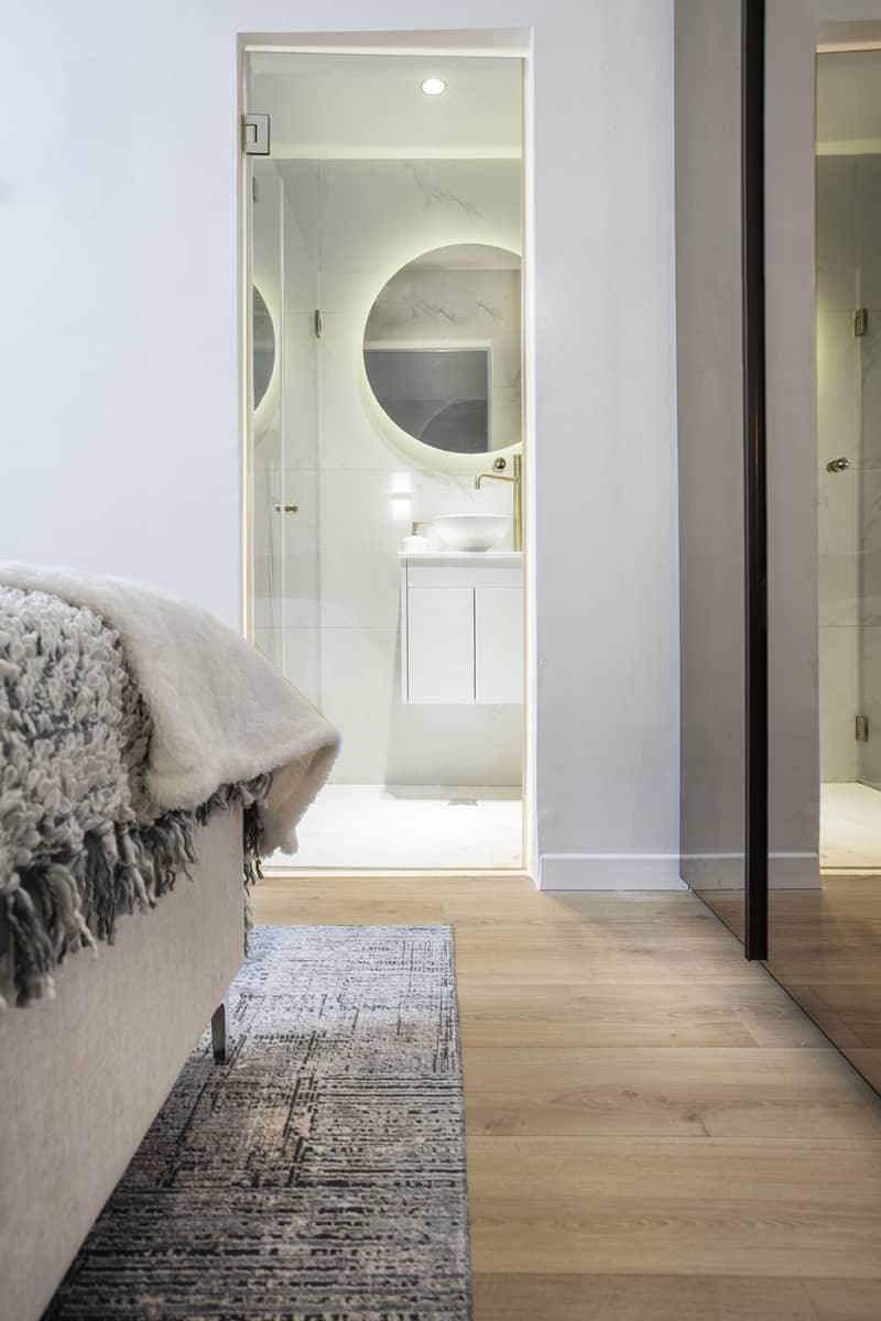 הצצה לחדר הרחצה