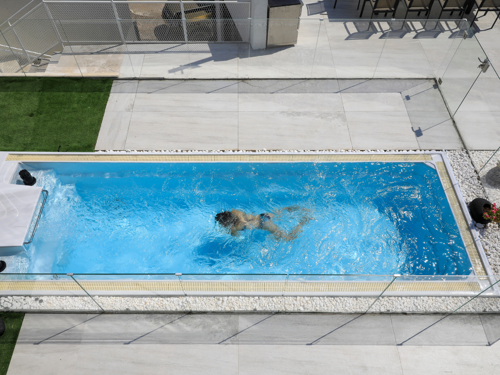 בני המשפחה נהנים ממרחב מחייה פתוח ומפנק