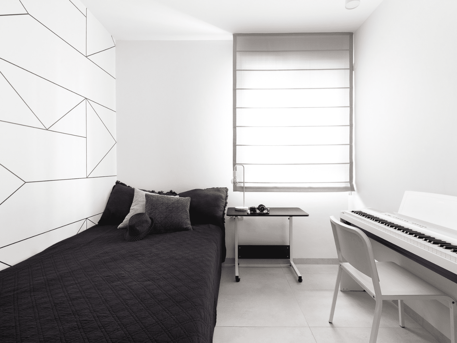 חדר שינה למתבגר בצבעוניות מונוכרומטית