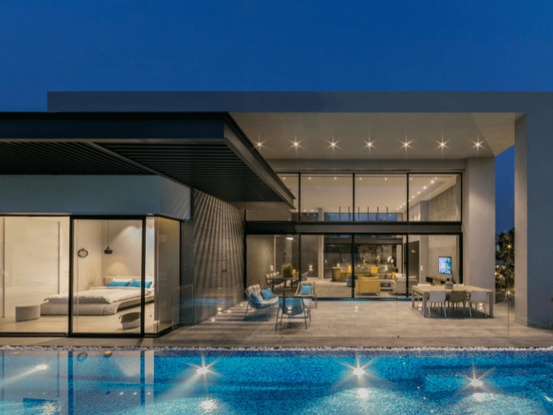 בריכת שחייה חזית אחורית גג בשני גבהים בריכת שחייה חזית אחורית גג בשני גבהים