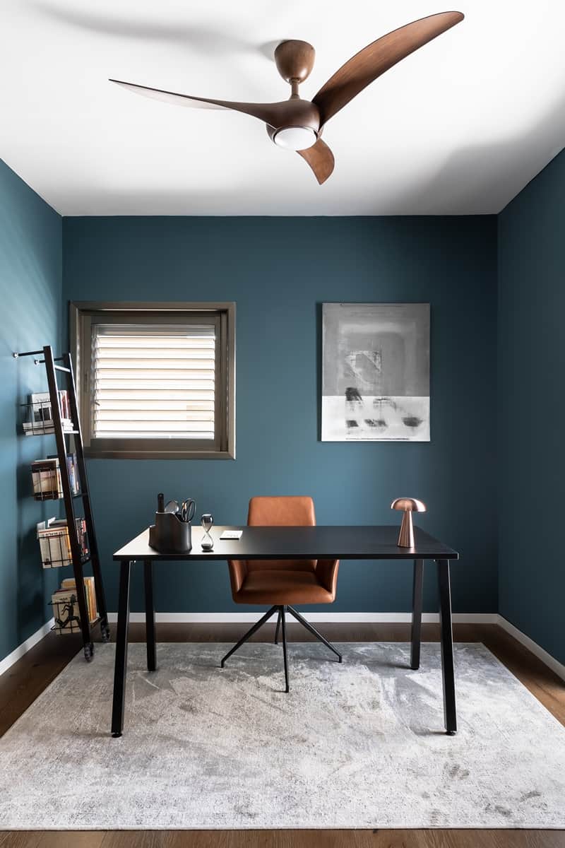 חדר עבודה צבוע כחול