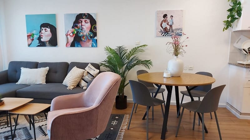 הדפסים צבעוניים בסלון