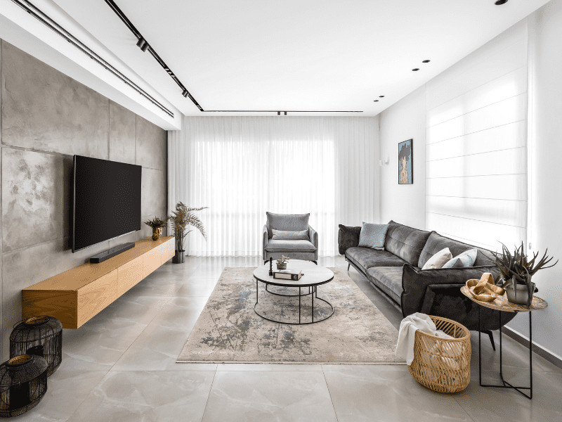 סלון מודרני ובו קיר כוח דקורטיבי