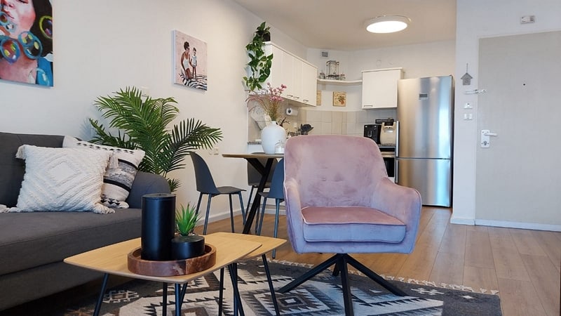 כורסת קטיפה ורודה