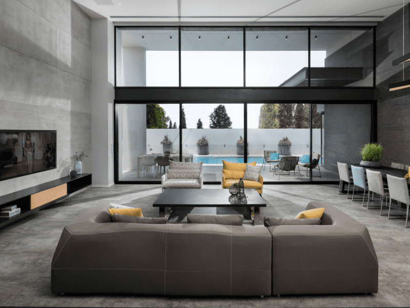 תקרה גבוהה חצר אחורית גב ספה תקרה גבוהה, חצר אחורית גב ספה