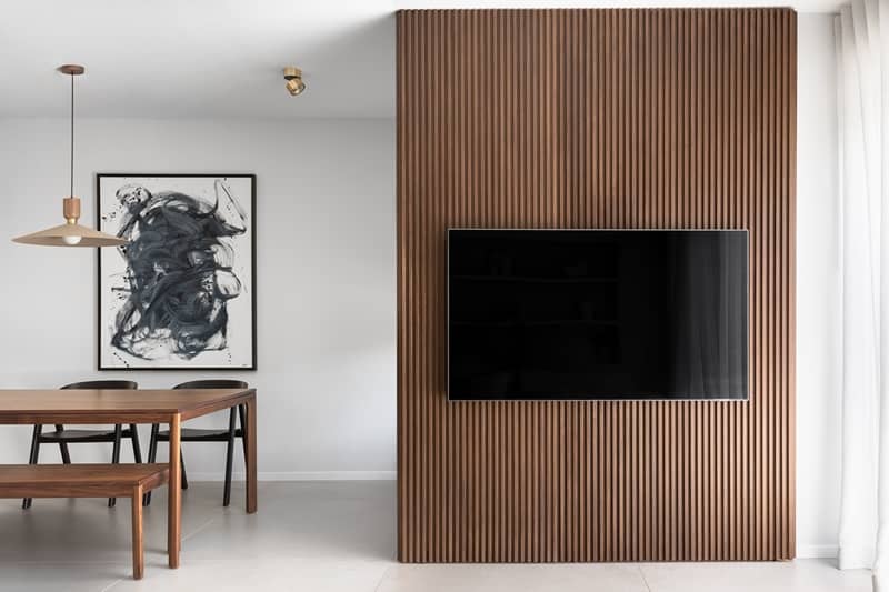 נגרות בקיר טלוויזיה