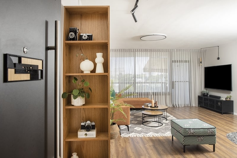 מדפים בכניסה לבית