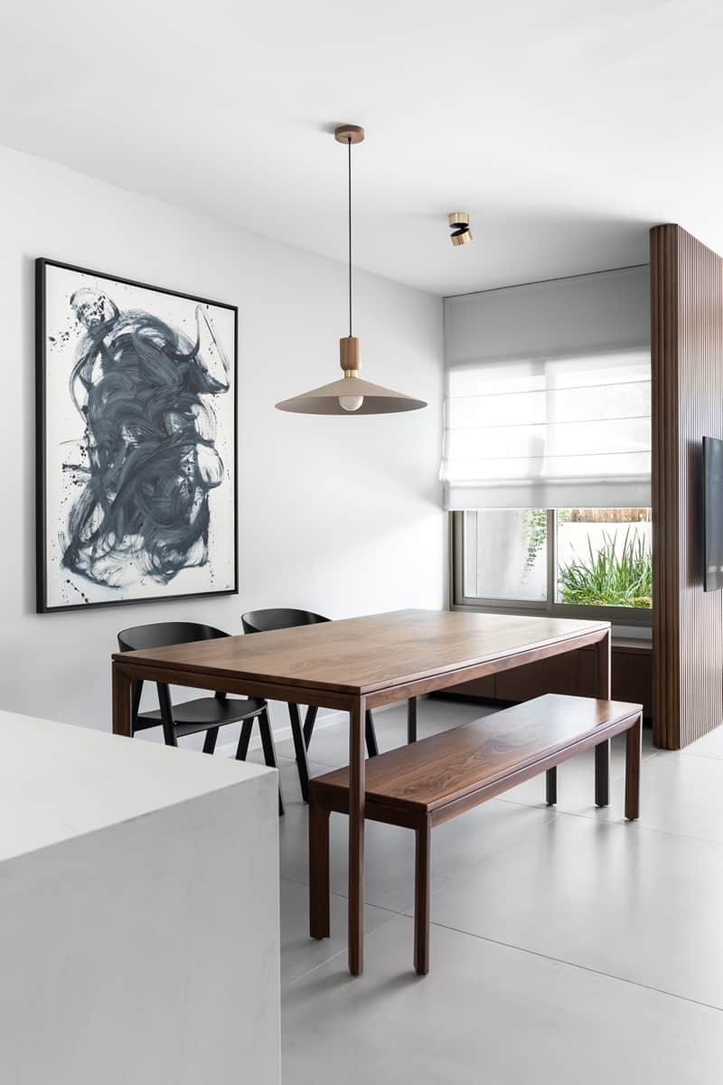 פינת אוכל עם ספסל