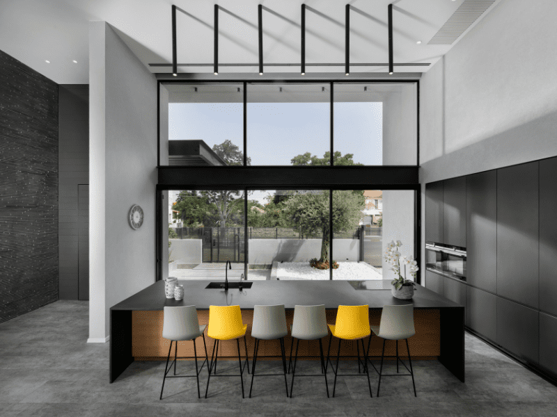 כסאות אפורים צהובים אי במטבח ווטרינה גדולה כסאות אפורים וצהובים אי במטבח ווטרינה גדולה