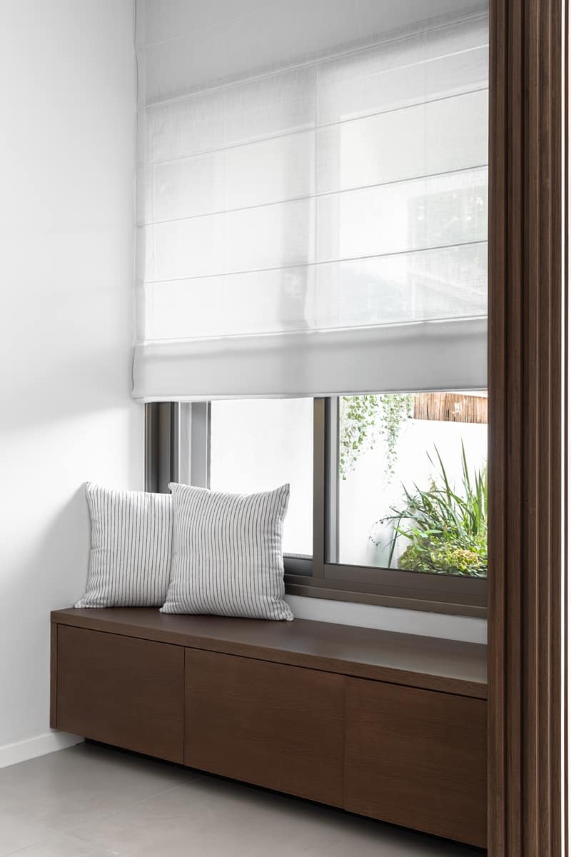 חלון עם ספסל