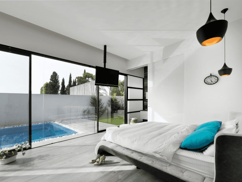 מיטה זוגית וויטרינה בריכת שחייה מיטה זוגית וויטרינה בריכת שחייה