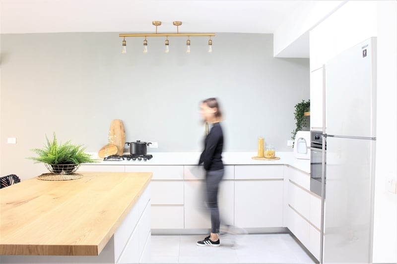 קיר אפור במטבח