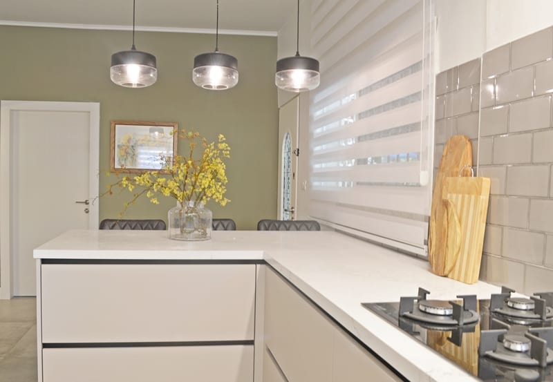 אפור חאקי בפינת האוכל