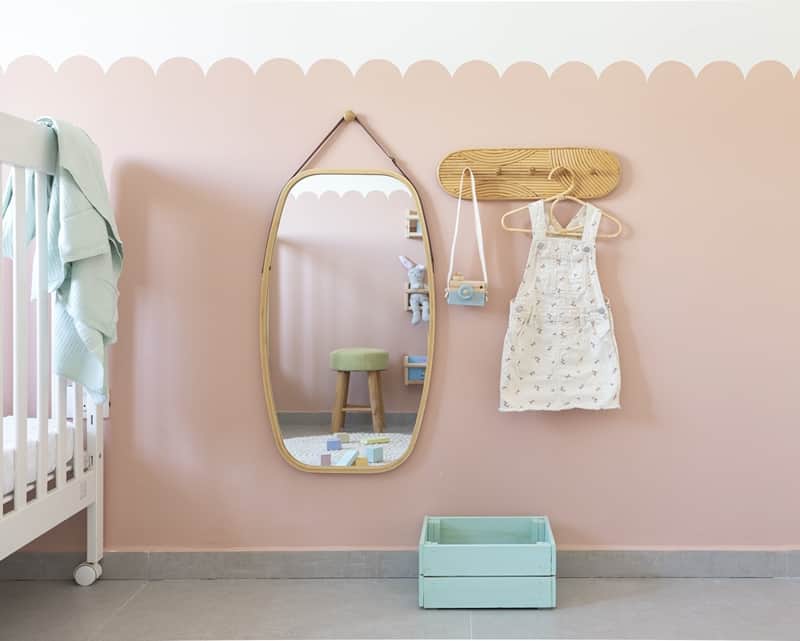 מראה בחדר תאומות