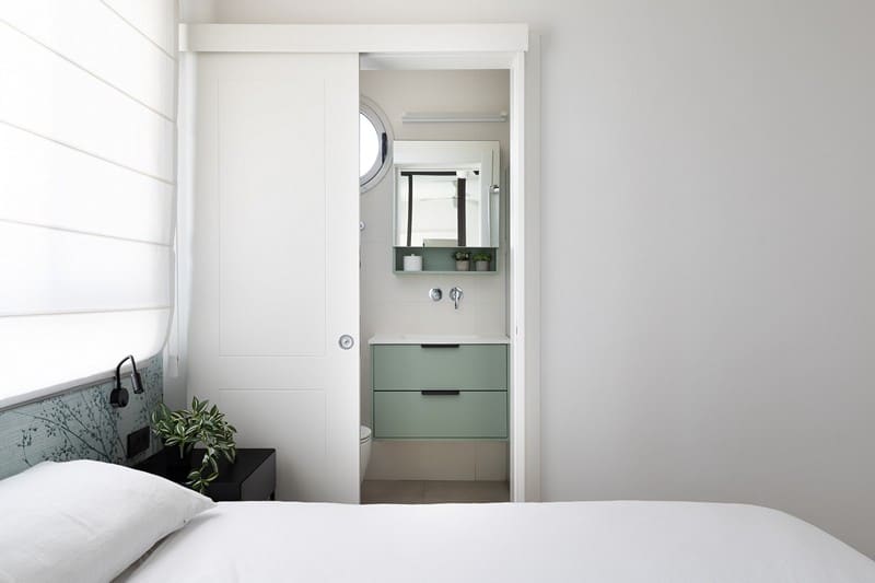 דלת הזזה בכניסה לחדר הרחצה