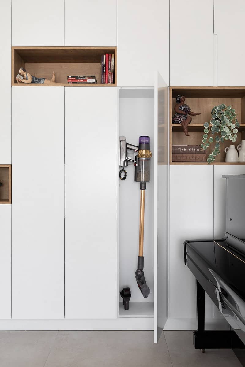 מקום יעודי לשואב האבק בארון הכניסה לבית