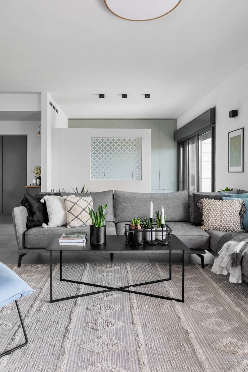 מבט לסלון ומבעדו פינת עבודה מוצנעת חלקית