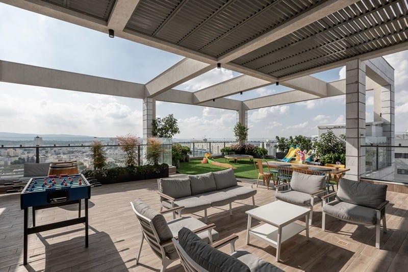 מרפסת המחולקת לאזורים