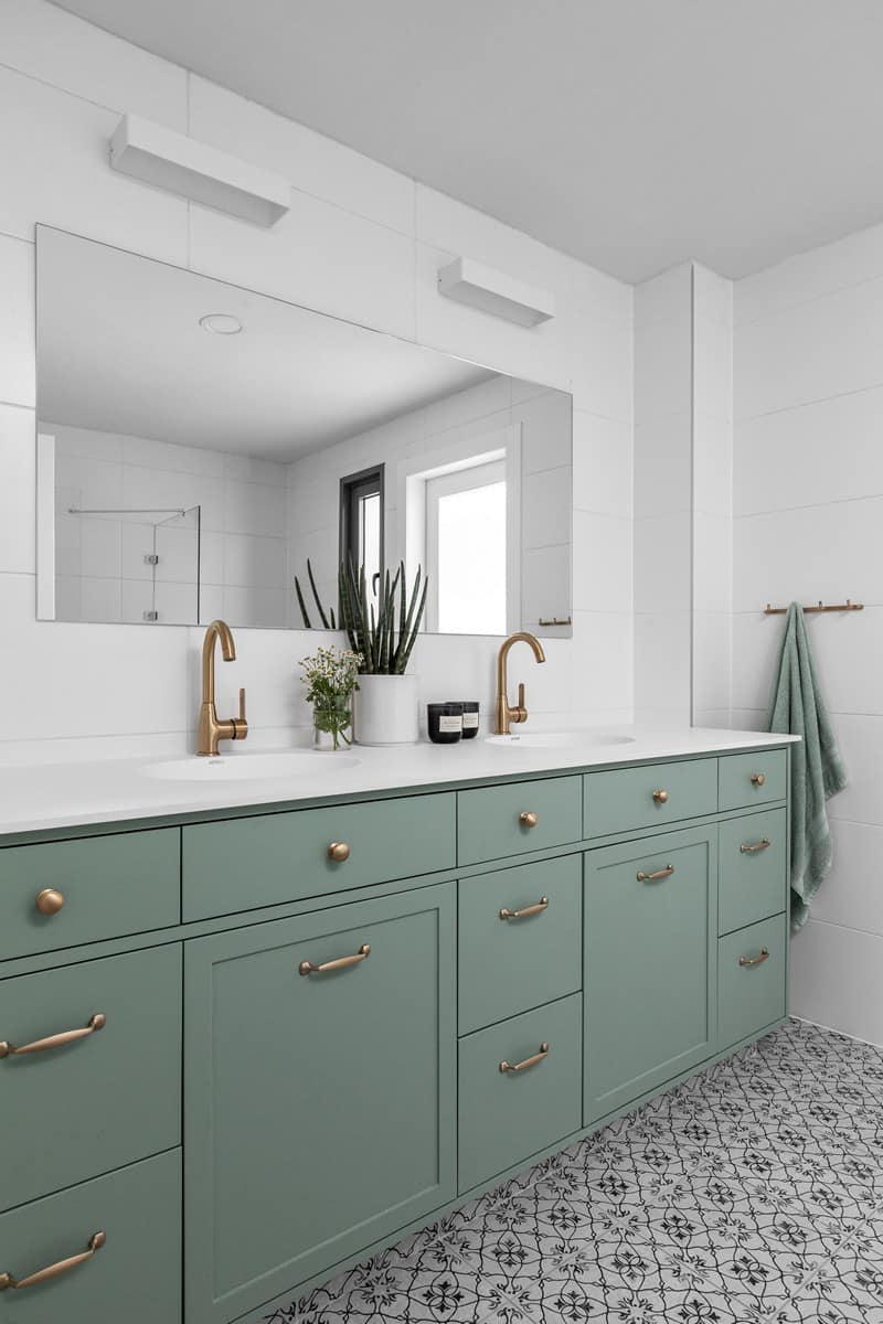 חדר רחצה כללי ובו ארון אמבט בגוון ירוק מרווה