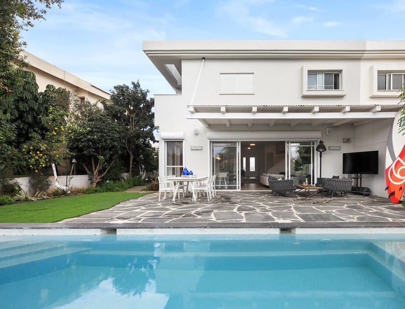 סביבת OUTDOOR ובה בריכה