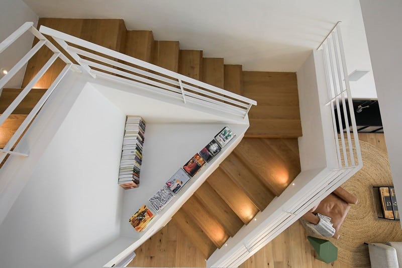 גרם מדרגות עם מעקה מינימליסטי