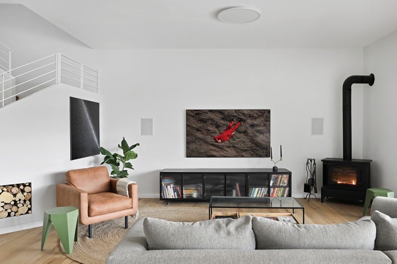 קיר כוח ובו קמין ועמדת מולטימדיה