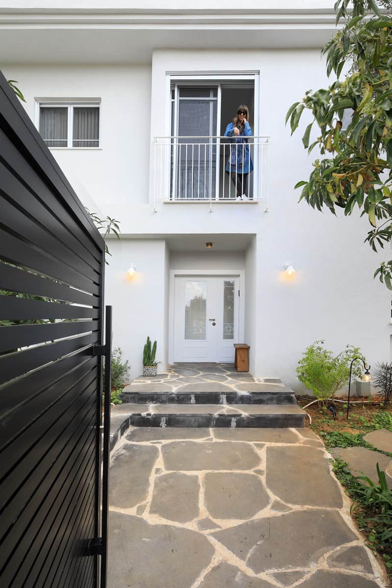 אבני מדרך מבזלת מובילות לכניסה לבית