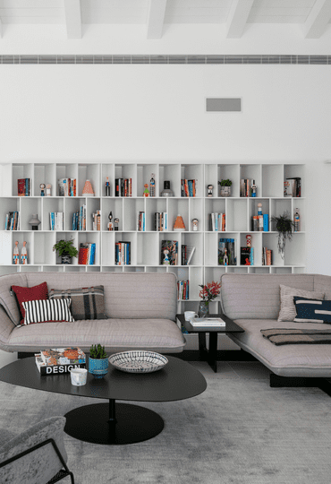 איך נהנים מכל העולמות: עיצוב צבעוני לבית שחור לבן