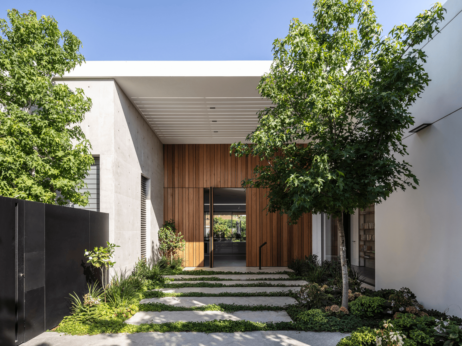 מבואת כניסה עם קיר בטון