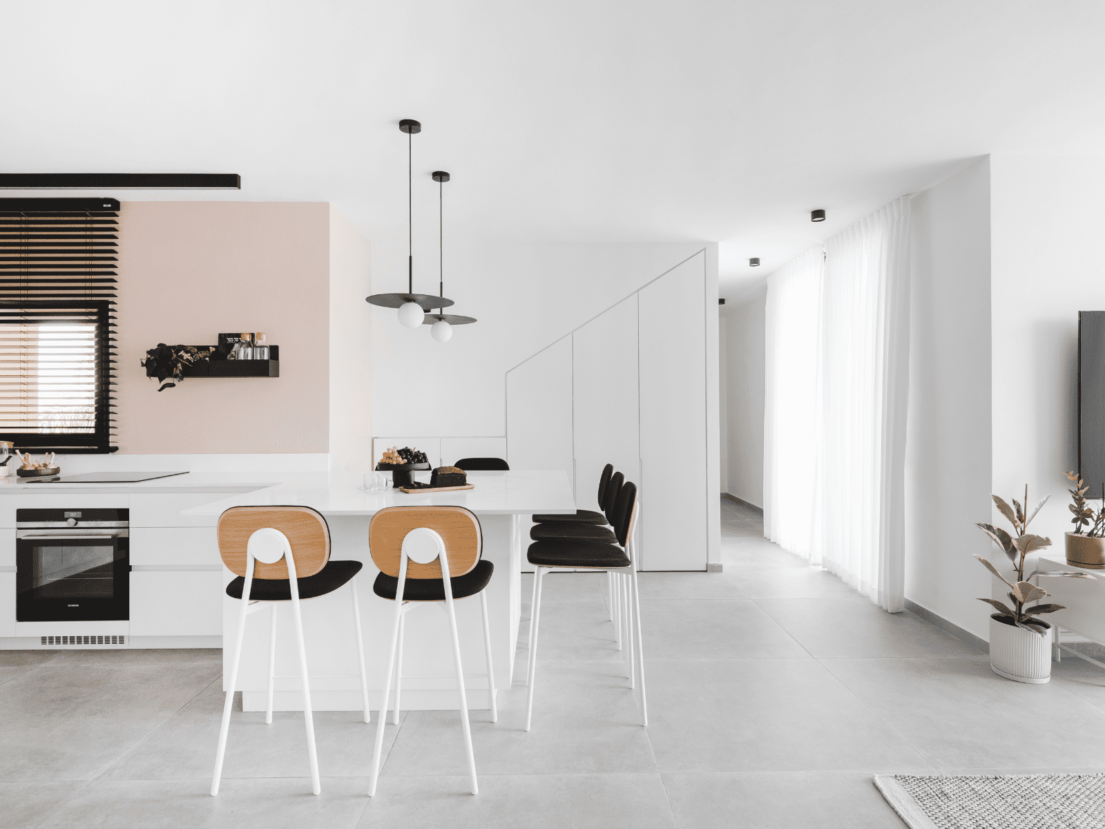 ארון מתחת למדרגות