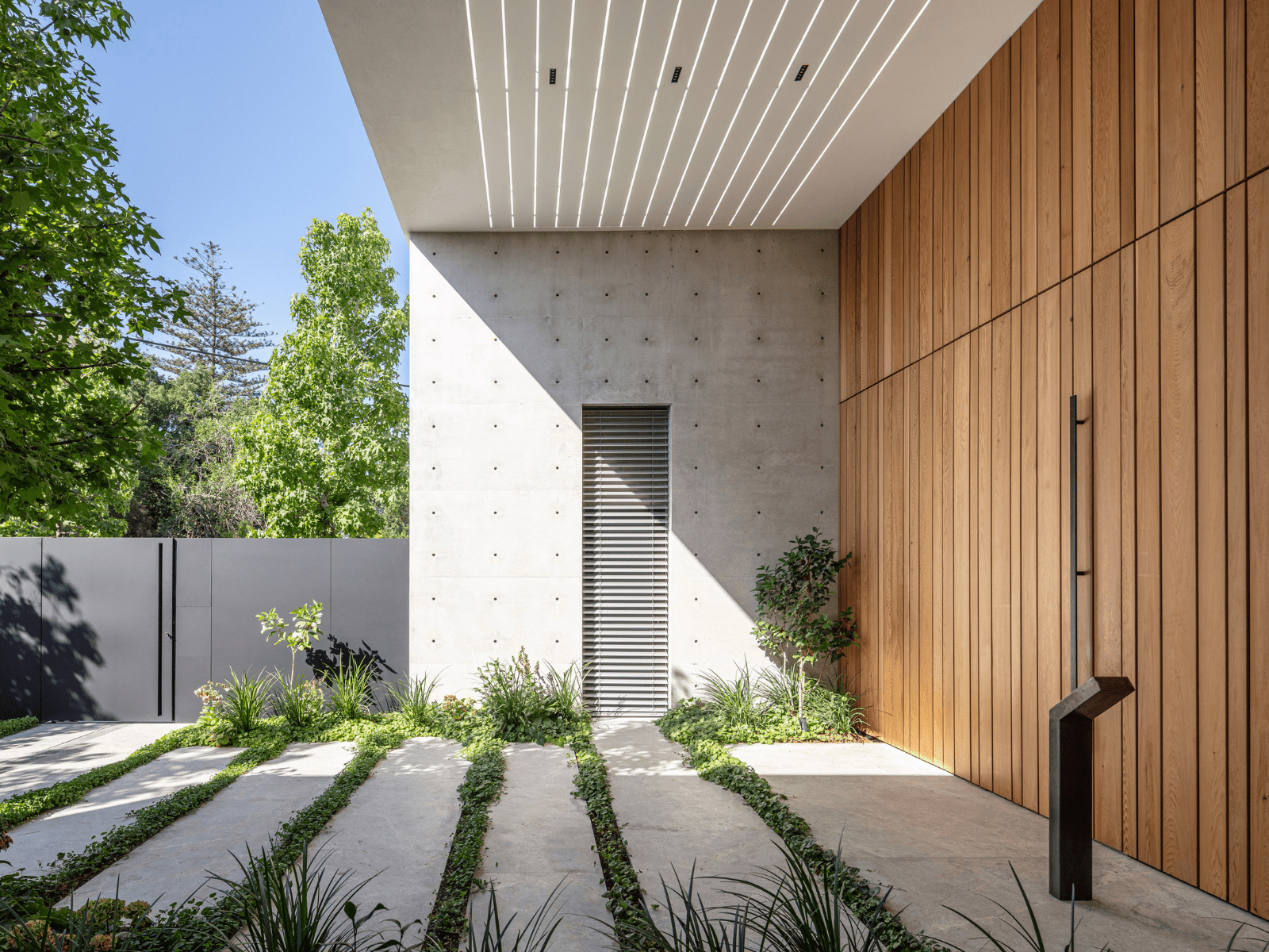 קיר בטון במבואה