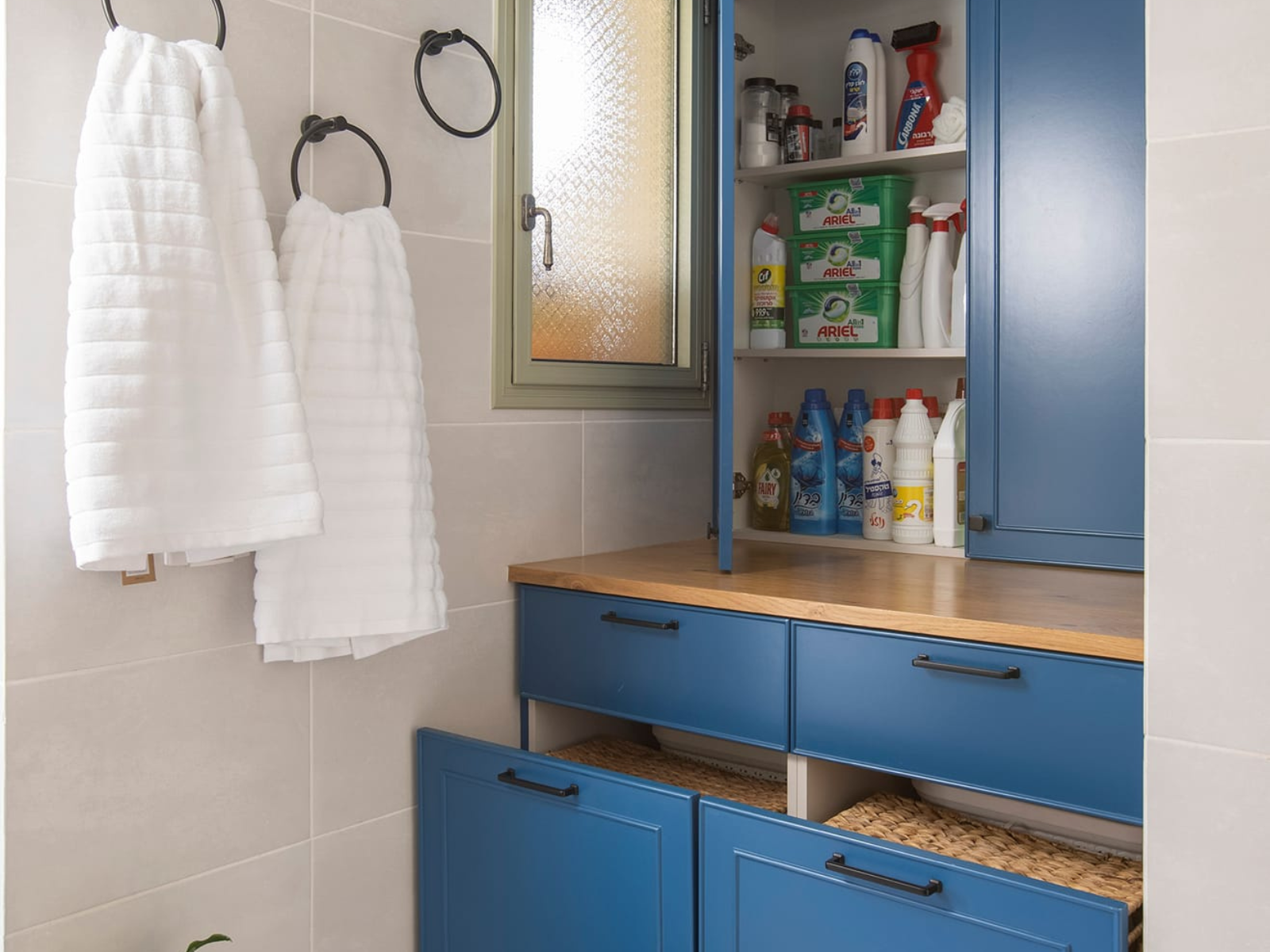 אחסון חומרי ניקיון בארון סגור ומוגבה