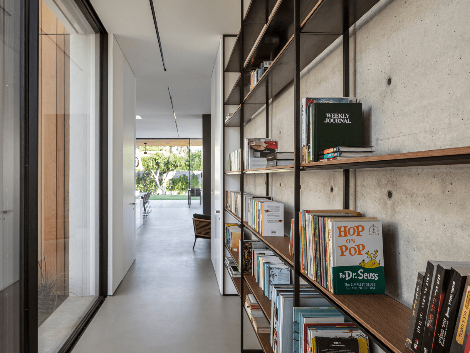 ספרייה על קיר בטון