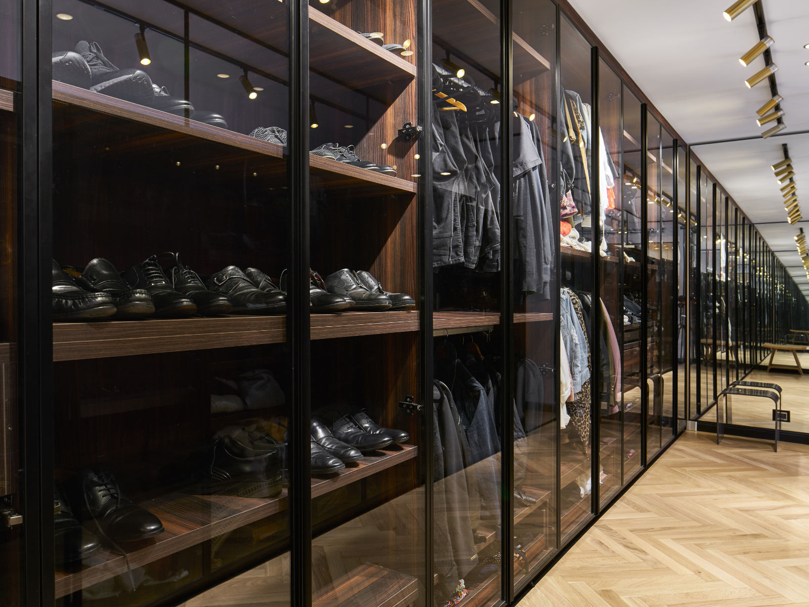 ארון מחולק ומתוכנן לסדר מושלם בבגדים