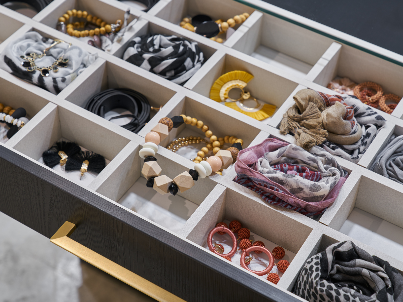 מגירה לאחסון צעיפים ושרשראות