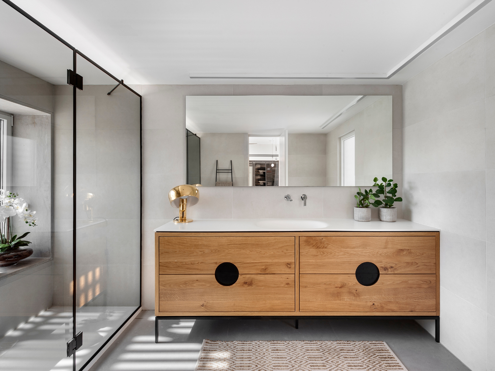 חיפוי באריחים גדולים ונייטרלים