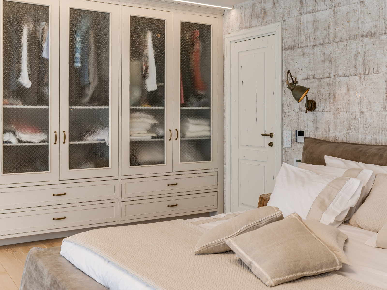 ארון עם דלתות שקופות